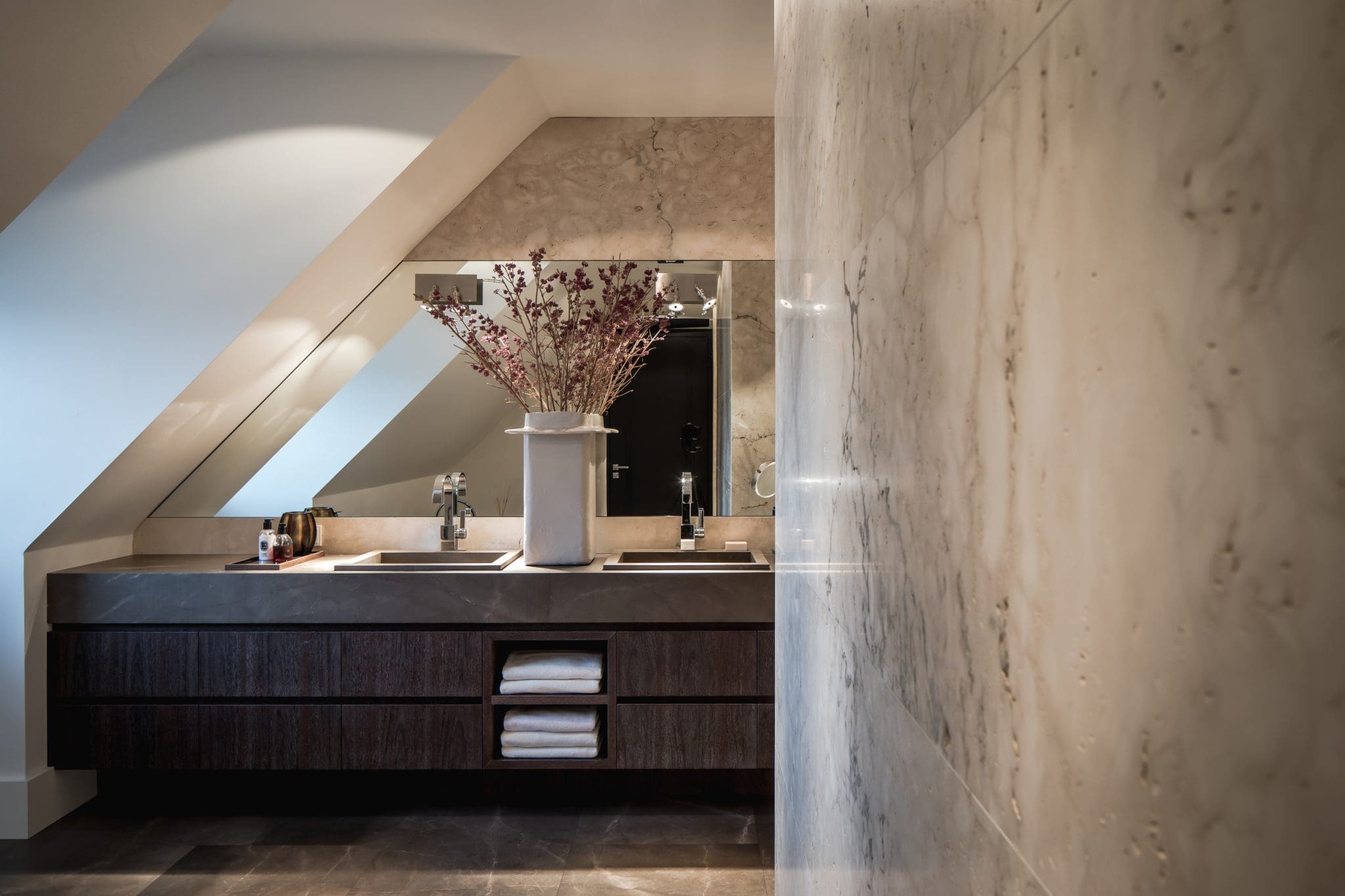sucupira veneer bathroom